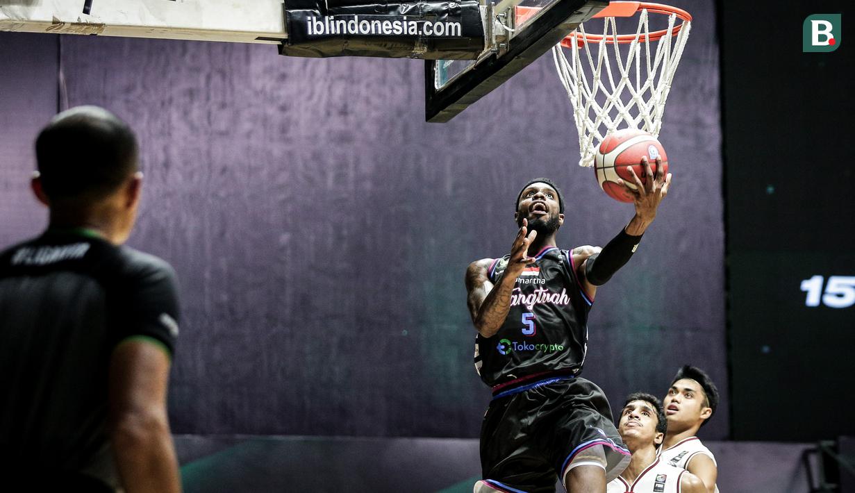 Pemain Amartha Hangtuah, LaQuavius Kashaka Cotton berusaha memasukkan bola saat laga lanjutan Seri 1 IBL 2022 melawan Indonesia Patriots di Hall Basket GBK, Senayan, Kamis (20/01/2022). (Bola.com/Bagaskara Lazuardi)