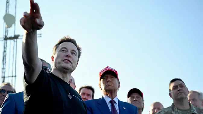 Donald Trump tiba sekitar satu jam sebelum peluncuran uji terbang roket SpaceX Starship. (Brandon Bell/Getty Images North America/Getty Images via AFP)