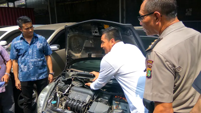 Mobil hasil curian dioplos dengan kendaraan rusak bekas kecelakaan yang masih memiliki dokumen lengkap.