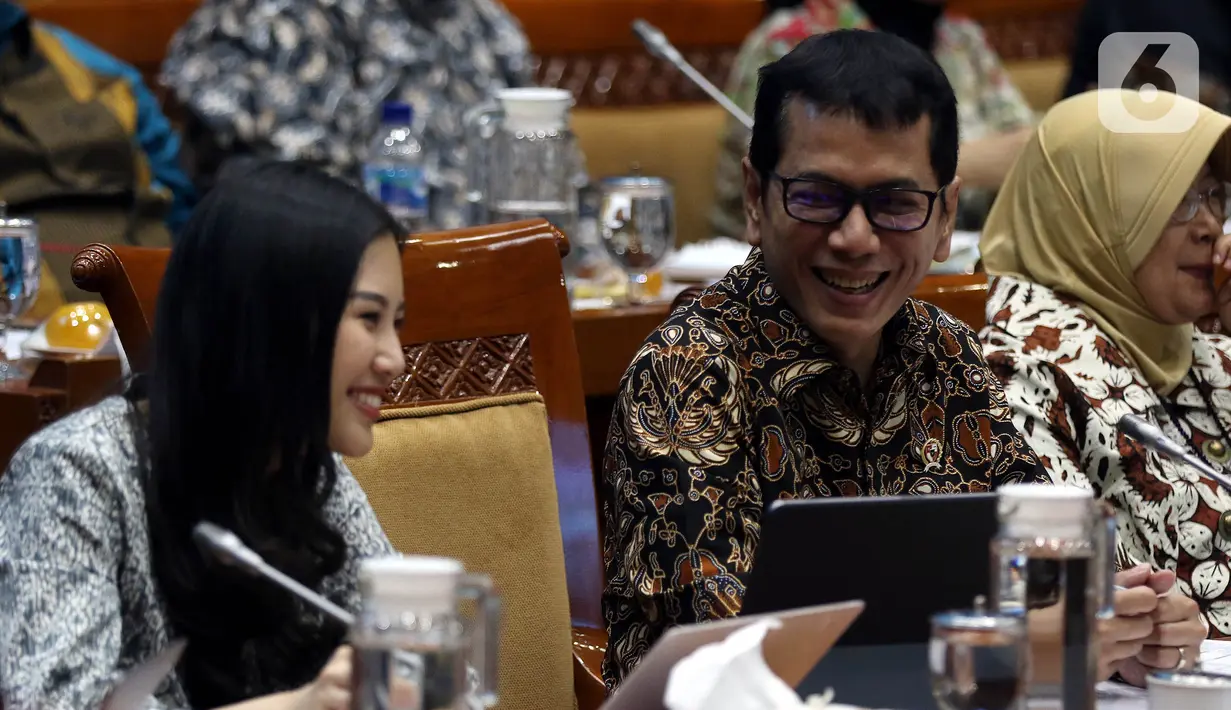 Menteri Pariwisata dan Ekonomi Kreatif Wishnutama Kusubandio (kanan) dan Wakil Menteri Angela Tanoesoedibjo rapat kerja dengan Komisi X DPR di Kompleks Parlemen, Jakarta, Kamis (7/11/2019). Ini merupakan rapat perdana Kementerian Pariwisata dan Ekonomi Kreatif bersama DPR. (Liputan6.com/JohanTallo)