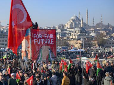 Para pengunjuk rasa berkumpul dan menghadiri aksi solidaritas terhadap rakyat Palestina, di Jembatan Galata di Istanbul, Turki pada tanggal 1 Januari 2025. (Yasin AKGUL/AFP)