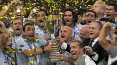 Para pemain Lazio merayakan kemenangan 2-1 atas Inter Milan dalam perebutan Piala Super Italia di Stadion Nasional alias Bird's Nest di Beijing, Cina, 8 Agustus 2009. AFP PHOTO/LIU Jin
