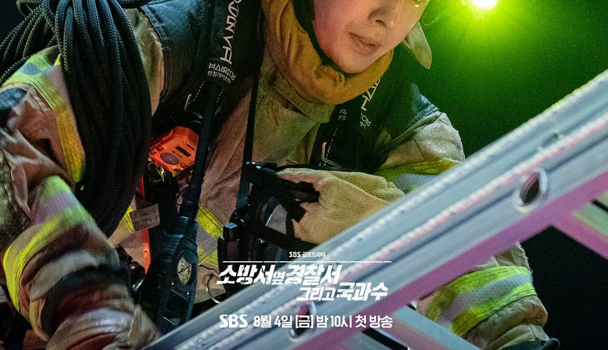 Mengenakan pakaian tahan api, Jin Ho Gae dan Bong Do Jin, yang keduanya diikat dengan tali, terlihat bekerja bersama di ruang di mana api berkobar. Mereka berjuang keras sebagai sebuah tim. (Foto: SBS via Soompi)