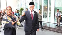 Edhy Prabowo bersama Susi Pudjiastuti (kiri) berpegangan tangan jelang acara serah terima jabatan (Sertijab) Menteri Kelautan dan Perikanan di Kantor KKP, Jakarta, Rabu (23/10/2019). Edhy menggantikan Susi Pudjiastuti pada Kabinet Indonesia Maju periode 2019-2024. (Liputan6.com/Herman Zakharia)