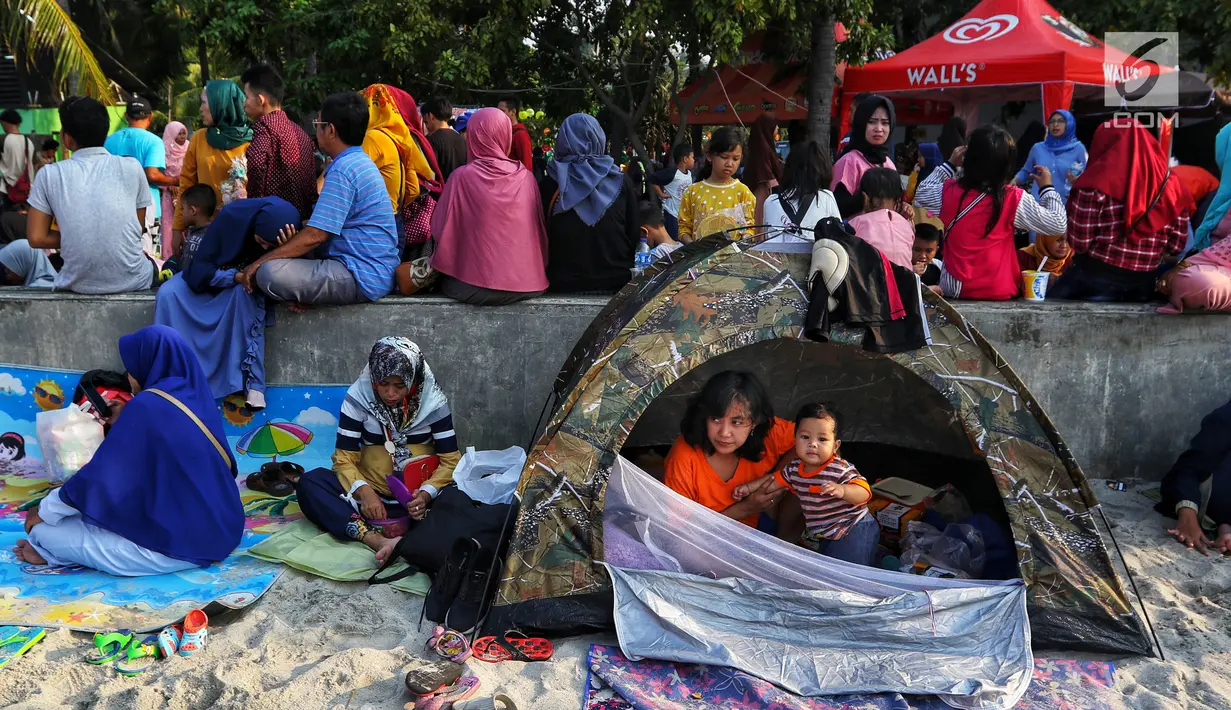 Sejumlah warga menikmati suasana libur Idul Fitri 1440 H dengan memadati kawasan Beach Pool, Taman Impian Jaya Ancol, Jakarta, Kamis (6/6/2019). Sejumlah kawasan wisata di ibukota termasuk Taman Impian Jaya Ancol menjadi tujuan wisata masyarakat menghabiskan libur lebaran 2019. (Liputan6.com/Johan T