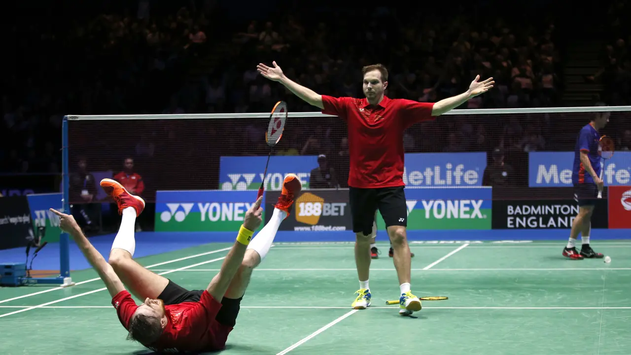 Barclaycard Arena, Birmingham - Ganda putra asal Rusia, Vladimir Ivanov dan Ivan Sozonov merayakan keberhasilan mereka merebut gelar All England 2016. (Reuters/Andrew Boyers Livepic)