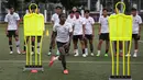 Pemain Timnas Indonesia U-20, Hugo Samir bersama rekannya melakukan latihan terbuka untuk Piala Asia U-20 2023 di Lapangan C, Kompleks Stadion Utama Gelora Bung Karno (SUGBK), Jakarta, Rabu (08/02/2023). Putra pelatih legendaris Jacksen F. Tiago ini juga menjadi salah satu pemain termuda dalam skuad Timnas Indonesia U-20 dengan usia 17 tahun. Pemain milik Persis Solo yunior ini dapat menjadi senjata alternatif tim asuha Shin Tae-yong di lini depan Garuda Nusantara. (Bola.com/Bagaskara Lazuardi)