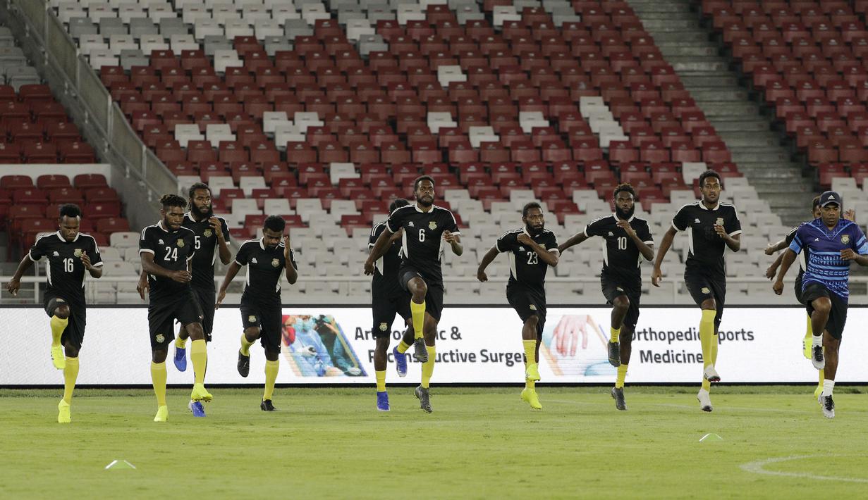Para pemain Vanuatu melakukan pemanasan saat latihan di SUGBK, Jakarta, Jumat (14/6). Latihan ini persiapan jelang laga persahabatan melawan Timnas Indonesia. (Bola.com/Yoppy Renato)