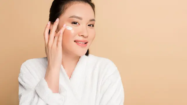 Tips Mencerahkan Area Sekitar Mata yang Sering Tampak Menghitam, Biar Makin Glowing dan Awet Muda!