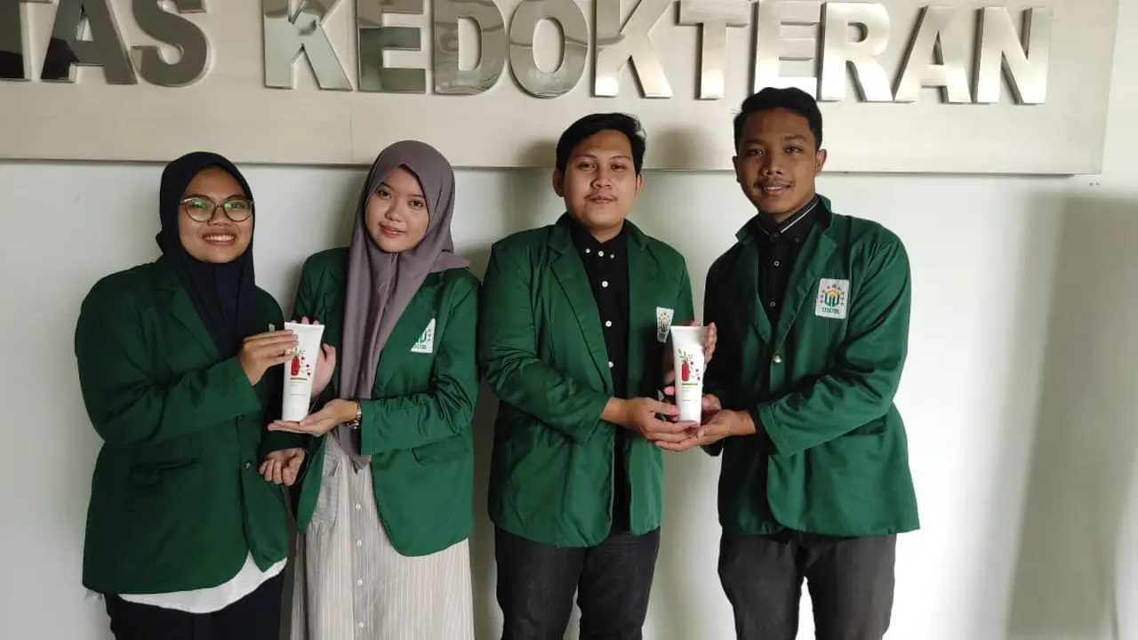 Mahasiswa Fakultas Kedokteran Universitas Nahdlatul Ulama Surabaya (Unusa) sukses mengolah biji buah delima menjadi body cream. (Istimewa).