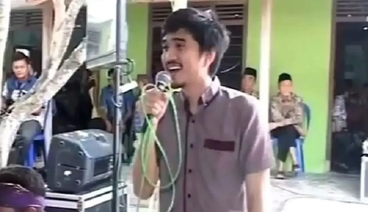 Tidak selalu dengan pakaian berkelas, Duta juga tampil dengan sederhana saat kondangan. Seperti beberapa waktu lalu menjadi perbincangan netizen saat hadir dalam acara pernikahan sederhana di Klaten Jawa Tengah. Sebagai musisi papan atas, ia juga tetap rendah hati dan ramah dengan masyarakat. Duta juga ikut menyumbang lagu. [Twitter/@aimrod] [Twitter/@aimrod]