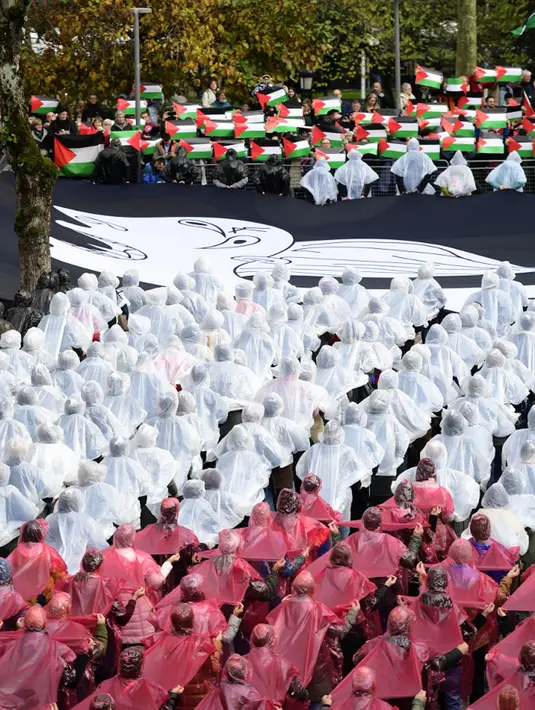 Acara tersebut diadakan di Pasar Pasialeku di Guernica, yang telah tercatat dalam sejarah sebagai lokasi pemboman besar pertama terhadap penduduk sipil. (ANDER GILLENEA/AFP)