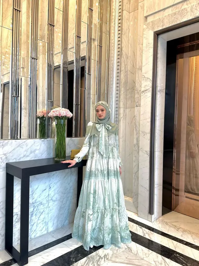 7 Gaya OOTD Berhijab Ala Inara Rusli Ini Bisa Jadi Inspirasi