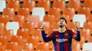 Striker Barcelona, Lionel Messi, melakukan selebrasi usai mencetak gol ke gawang Valencia pada laga Liga Spanyol di Stadion Mestalla, Minggu (2/5/2021). Barcelona menang dengan skor 2-3. (AFP/Jose Jordan)