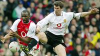 Patrick Vieira dan Roy Keane menjadi ikon panasnya persaingan antara manchester United dan Arsenal kala itu. Insiden paling terkenal adalah ketika kedua kapten berwatak keras itu terlibat keributan di lorong pemain Stadion Highbury sebelum pertandingan dimulai. (AFP/Odd Andersen)