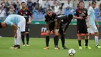 Bek AC Milan Leonardo Bonucci bersama rekannya terlihat lesu usai timnya kalah dari Lazio pada lanjutan Liga Serie A Italia di stadion Olimpiade Roma, (10/9). Lazio menang atas AC Milan 4-1. (AP Photo/Alessandra Tarantino)