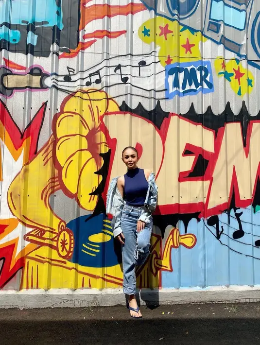 <p>Dalam kesehariannya, Yuni Shara sering terlihat memakai ripped jeans dengan gaya berpakaian yang berbeda-beda. (FOTO: instagram.com/yunishara36/)</p>