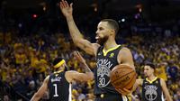 Pebasket Golden State Warriors, Stephen Curry, merayakan kemenangan atas Cleveland Cavaliers pada final NBA di Oracle Arena, Oakland, Minggu (3/6/2018). Warriors menang 122-103 atas Cavaliers. (AFP/Ezra Shaw)