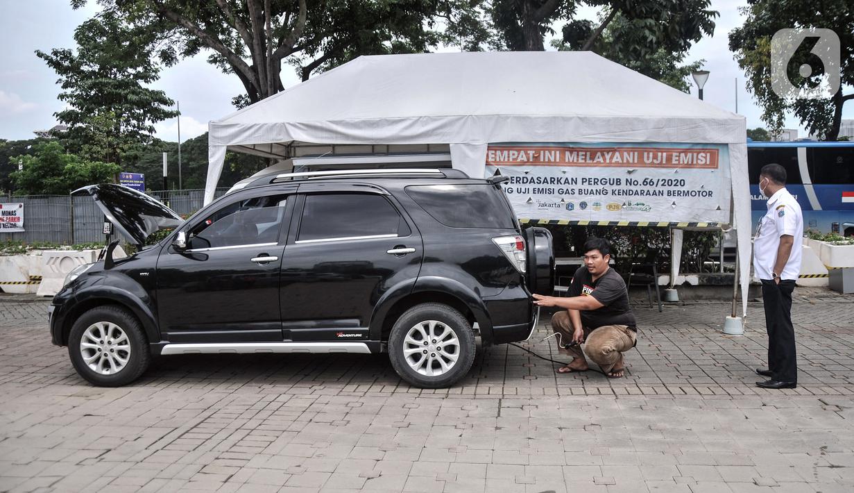 Petugas melakukan uji emisi mobil milik warga di IRTI Monas, Jakarta, Rabu (15/2/2023). Pemerintah Provinsi DKI Jakarta melalui Dinas Lingkungan Hidup dan Dinas Perhubungan mulai menerapkan tarif disinsentif (tarif parkir tertinggi) di 11 lahan parkir bagi mobil yang tidak lolos uji emisi. (merdeka.com/Iqbal S. Nugroho)