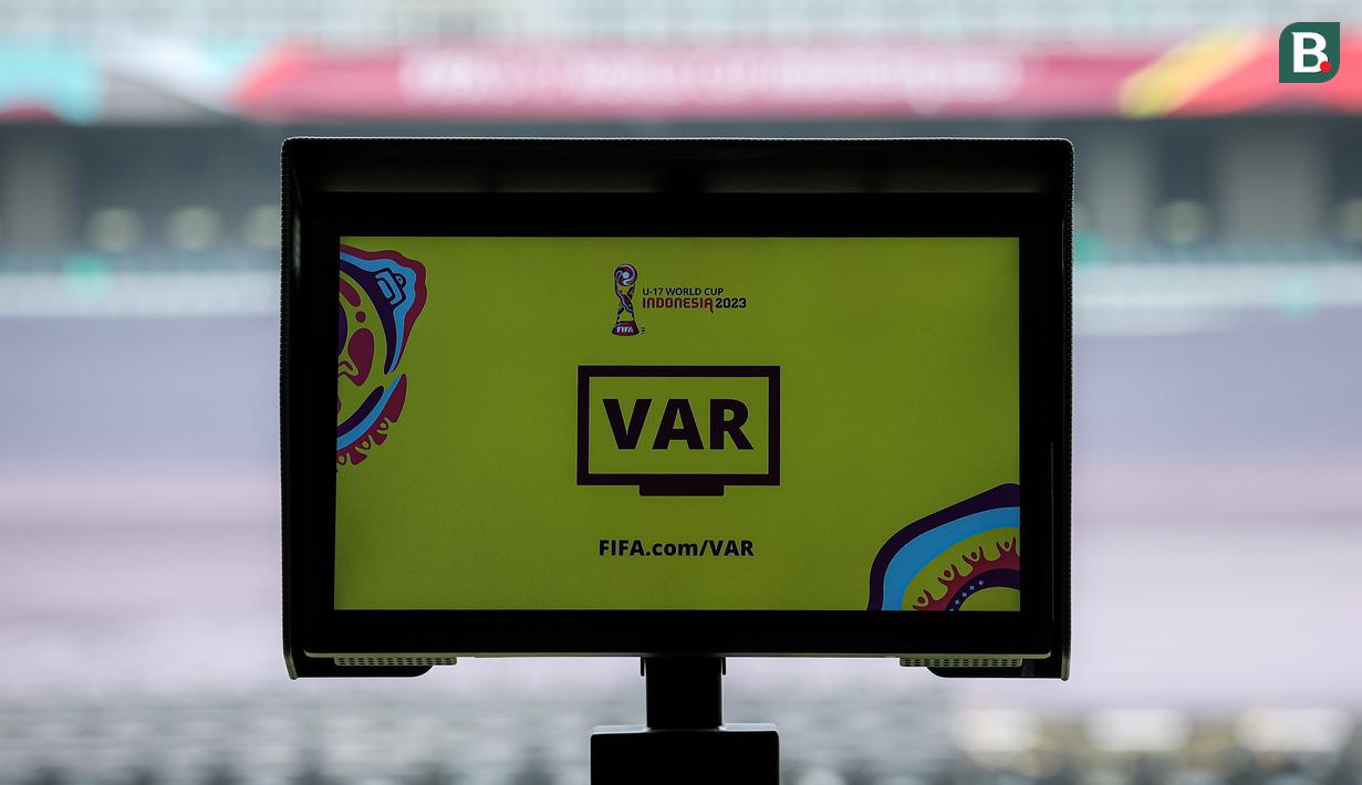 <p>Monitor Video Assistant Referee (VAR) yang digunakan untuk me-review keputusan wasit dalam pertandingan Piala Dunia U-17 2023 terpampang di area keluar masuknya pemain ke lapangan Stadion Gelora Bung Tomo, Surabaya, Kamis (9/11/2023). (Bola.com/Bagaskara Lazuardi)</p>