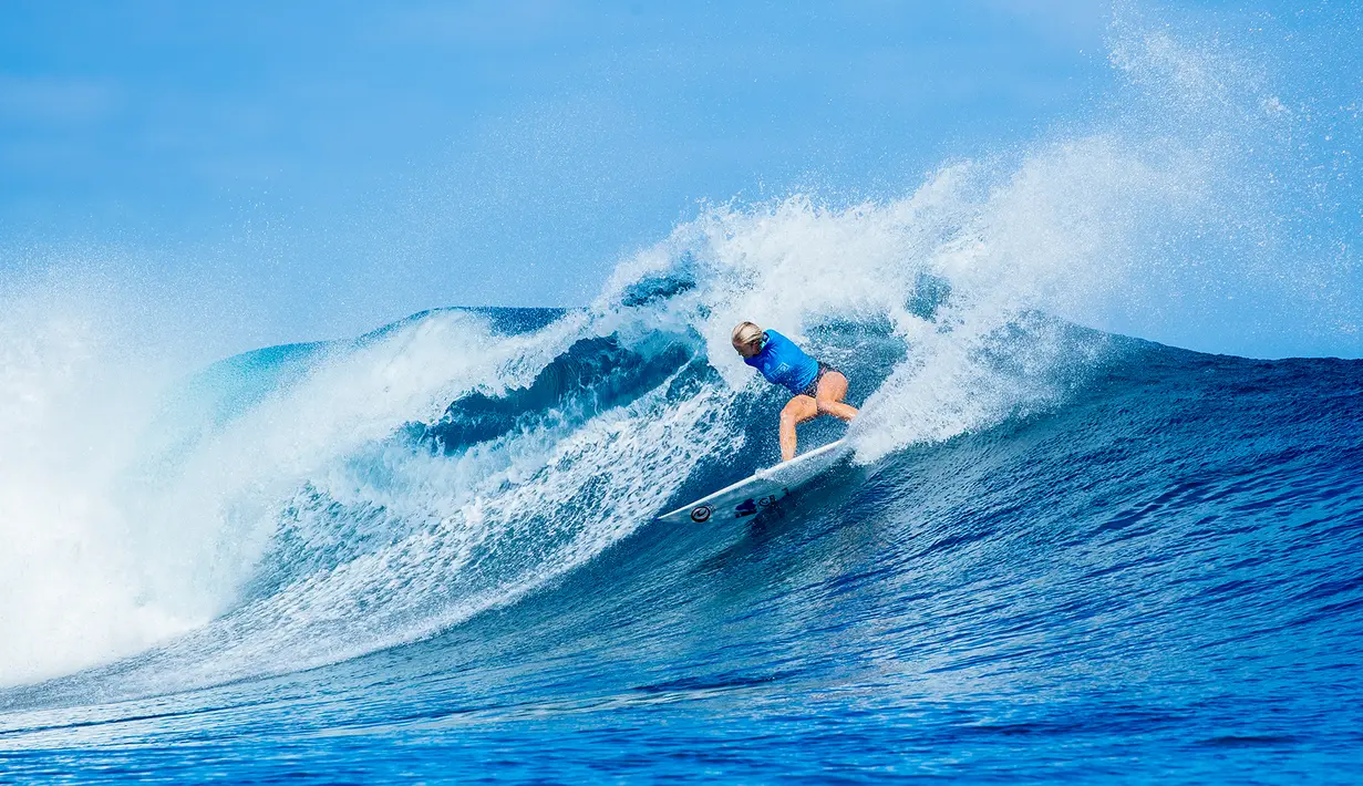 Bethany Hamilton menaklukan ombak besar saat putaran ke dua di Fiji Womens Pro di Cloudbreak pada hari Senin 30 Mei 2016. Bethany mengalahkan Tyler Wright dengan perolehan poin hampir sempurna 9,00 poin. (© WSL/Sloane SOSIAL: @edsloane @wsl)