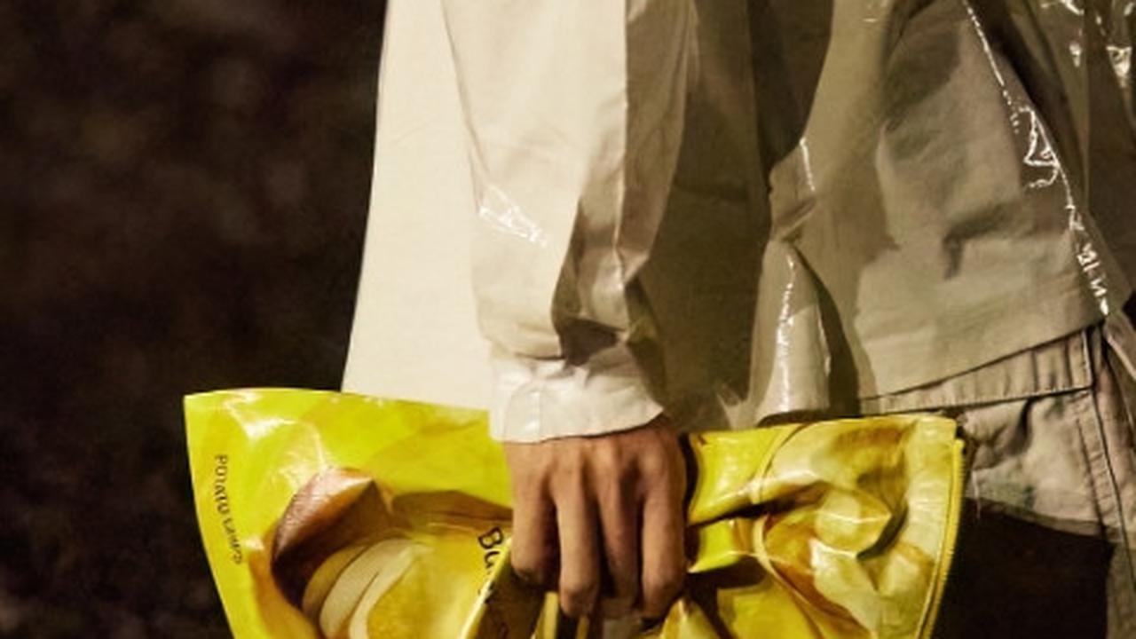 Balenciaga Rilis Tas Berdesain Kantong Keripik Lays Seharga Rp27 Jutaan