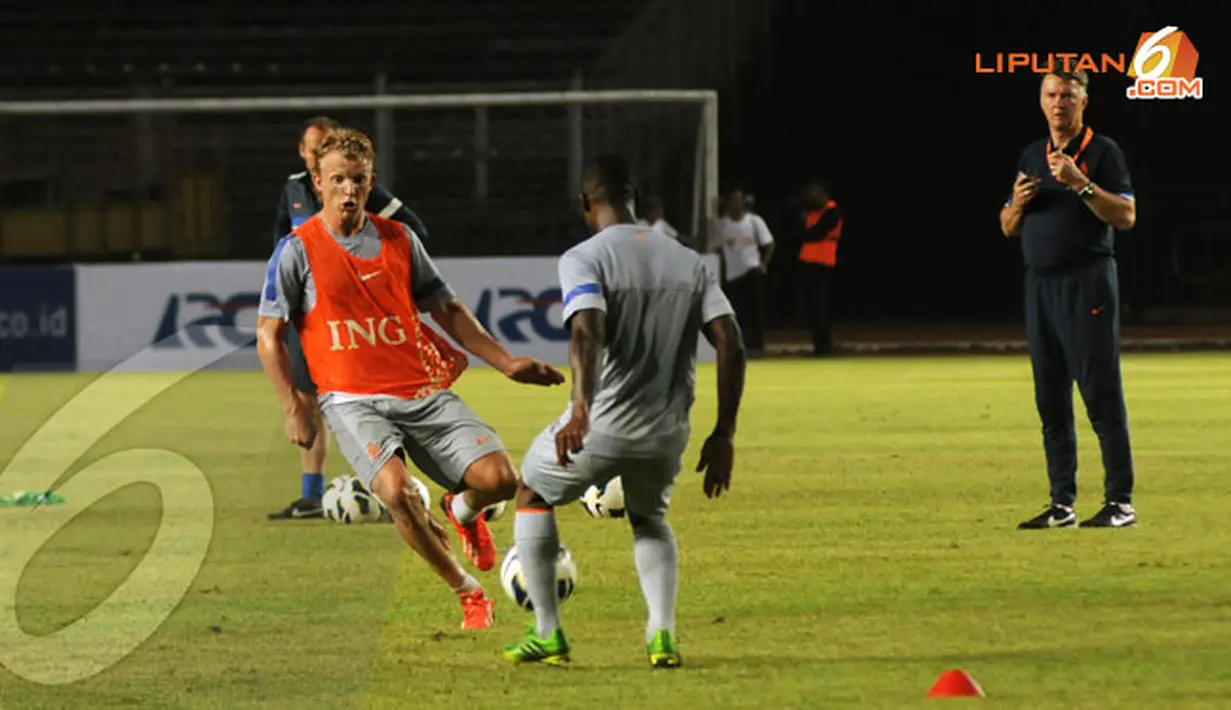 Louis van Gaal (Pelatih Timnas Belanda)  memperhatikan setiap gerakan anak asuhnya dalam sesi latihan di Stadion Gelora Bung Karno pada Kamis 6 Juni 2013 (Liputan6.com/ Helmi Fithriansyah)