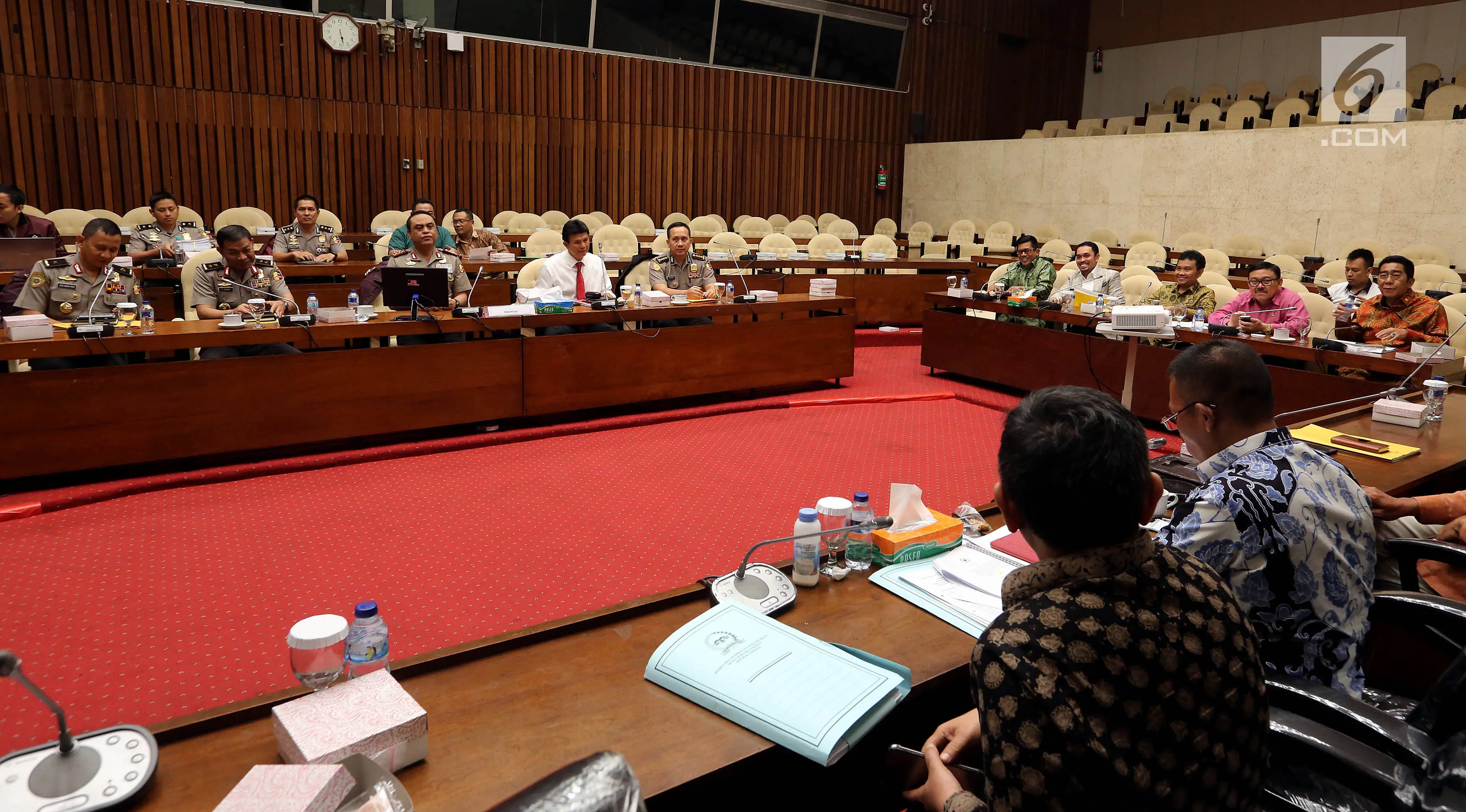 Suasana Rapat Dengar Pendapat di Komplek Parlemen, Senayan, Jakarta, Rabu (19/7). Rapat tertutup itu membahas salah satunya  hasil audit BPK terkait temuan sejumlah ketidakpatuhan terhadap peraturan dan penyimpangan sistem. (Liputan6.com/Johan Tallo)