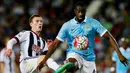 Gelandang Manchester City Yaya Toure (kanan) saat berebut bola dengan Gelandang West Brom Craig Gardner di The Hawthorns Stadium, Inggris,  Senin (10/8/2015). Manchester City menang telak dengan skor 3-0. (Reuters/Jason Cairnduff)