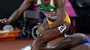 Ekspresi Murielle Ahoure dari Pantai Gading (atas) saat tersandung jatuh terkena Tori Bowie dari Amerika Serikat di final 100m putri selama Kejuaraan Atletik Dunia di London, Inggris (6/8). (AP Photo / Matthias Schrader)