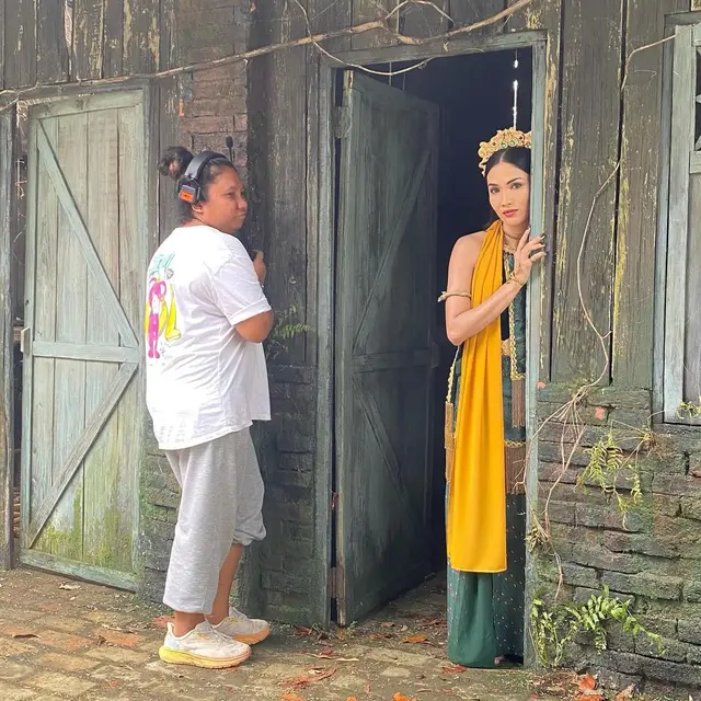 Aulia Sarah di lokasi syuting film Badarawuhi di Desa Penari. (Foto: Dok. Instagram @owliasarah)