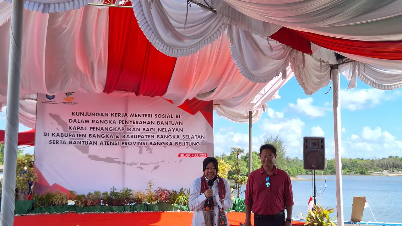 Menteri Sosial (Mensos) Tri Rismaharini menyerahkan bantuan berupa 51 kapal 5 GT kepada nelayan di Kabupaten Bangka dan Bangka Selatan, Provinsi Bangka Belitung, Selasa (4/7/2023).