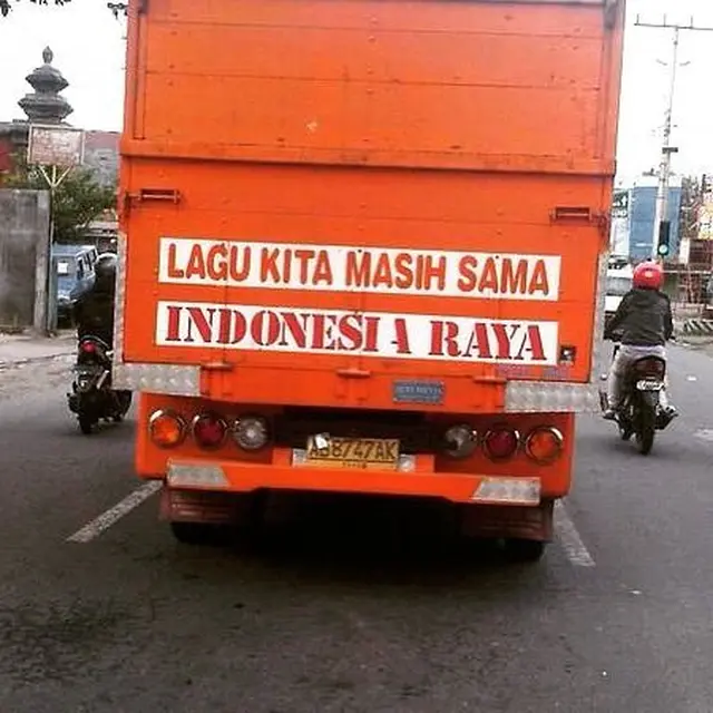 Tulisan Penuh Makna di Belakang Mobil Ini Bikin Cengar Cengir