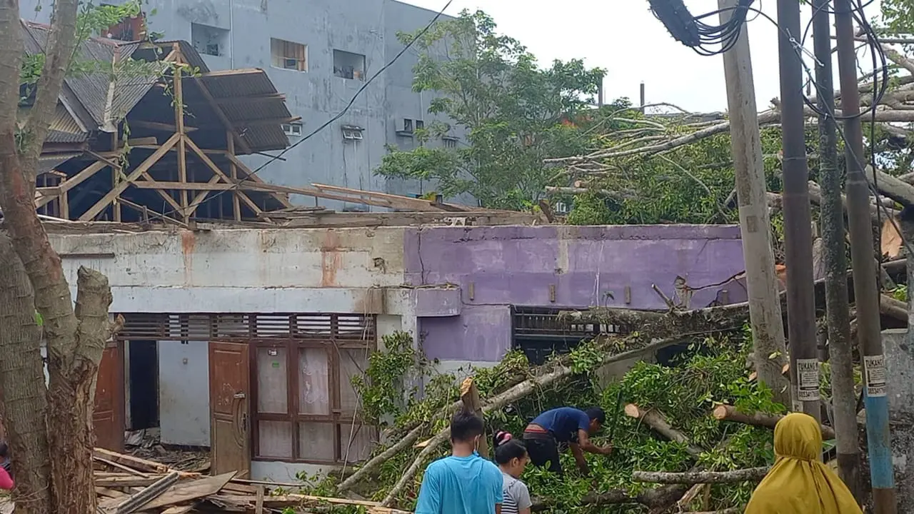 Badai 20 menit di Kota Kendari, menyebabkan sebanyak 324 rumah mengalami kerusakan serta puluhan fasilitas publik ikut rusak.(Liputan6.com/Ahmad Akbar Fua