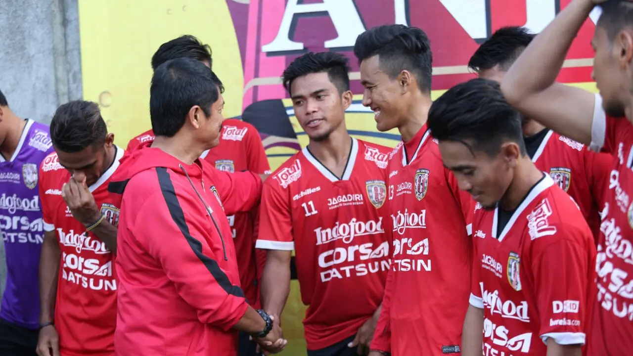 Indra Sjafri menyalami satu per satu pemain Bali United 