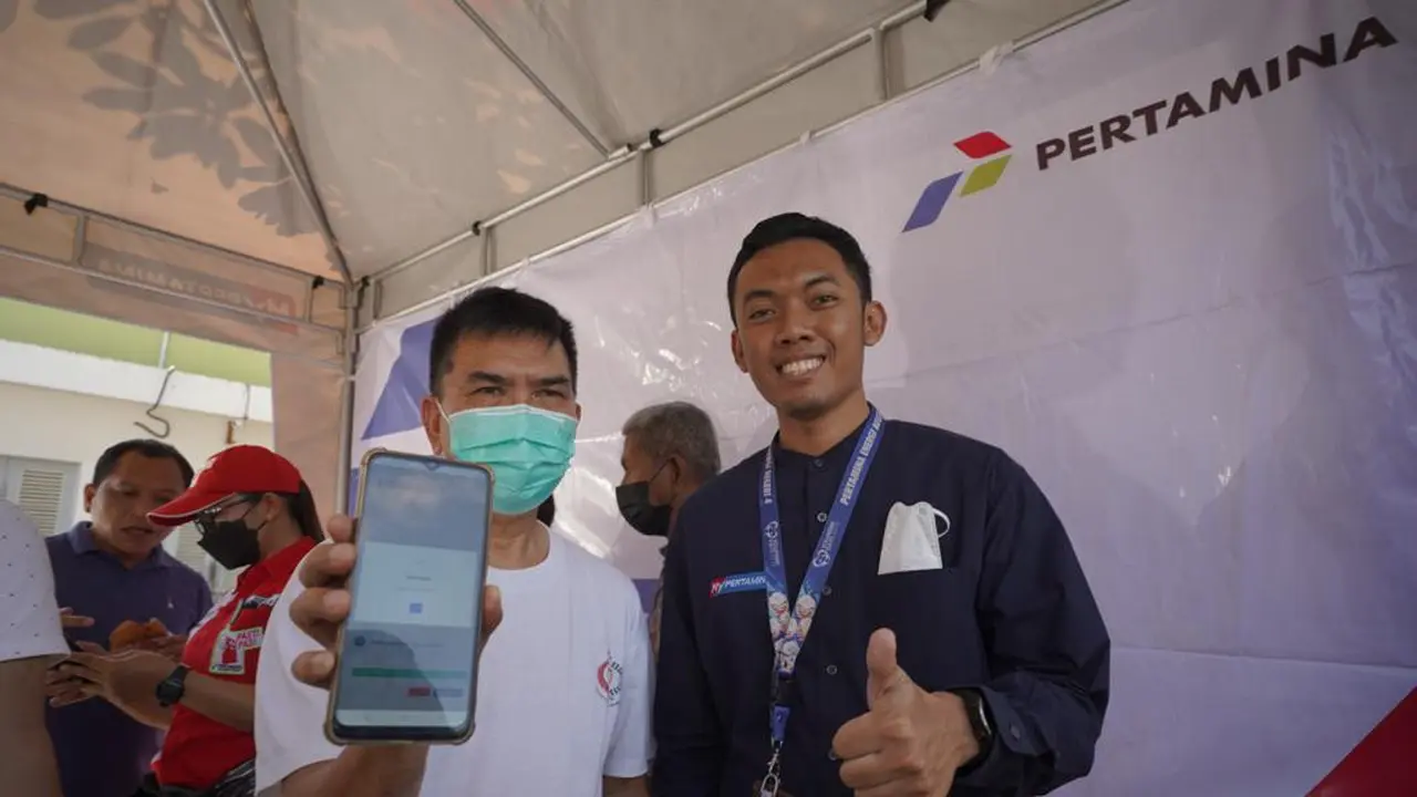 Berhasil. Salah seorang pendaftar subsidi tepat di klinik offline SPBU Poltek Manado menunjukkan hasil registrasinya. (Dok. Pertamina)