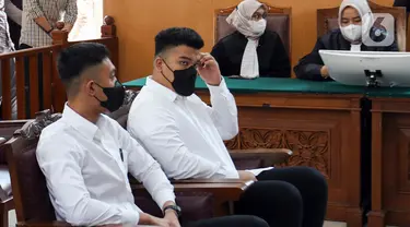 Terdakwa kasus penganiayaan David Ozora, Mario Dandy (kiri) dan Shane Lukas (kanan) menjalani sidang tuntutan di Pengadilan Negeri Jakarta Selatan, Jakarta, Kamis (10/8/2023). Sidang pembacaan tuntutan oleh Jaksa Penuntut Umum (JPU) ditunda hingga 15 Agustus 2023 lantaran jaksa masih membutuhkan waktu untuk menyempurnakan tuntutan. (Liputan6.com/Herman Zakharia)