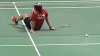 Pebulu tangkis Indonesia, Oktila Laeni Ratri, terjatuh saat melawan wakil Cina, Cheng Hefang, pada final Asian Para Games di Istora, Jakarta, Jumat (12/10/2018). Oktila Laeni takluk 21-19, 18-21, dan 13-21. (Bola.com/M Iqbal Ichsan)