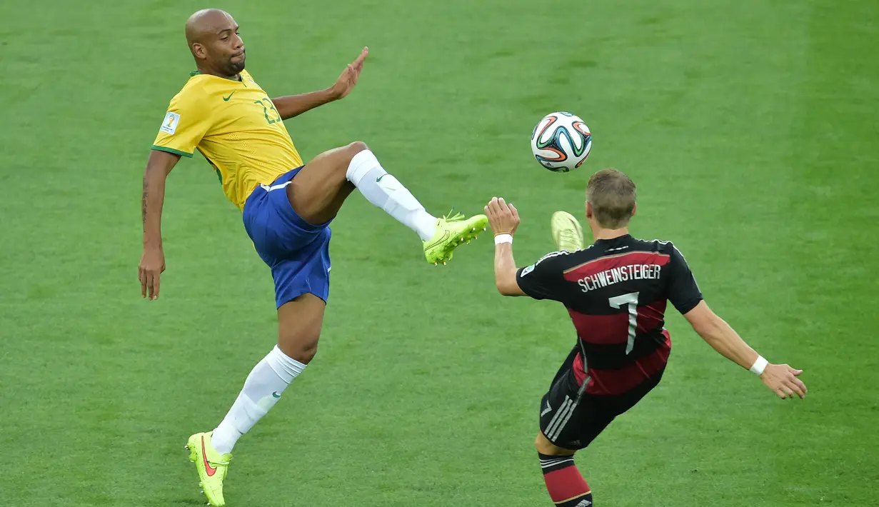 Gelandang Jerman, Bastian Schweinsteiger, berebut bola dengan bek Brasil, Maicon, pada laga semifinal Piala Dunia 2014 di Stadion The Mineirao (8/7/2014). Jerman menang 7-1 atas Brasil. (AFP/Gabriel Bouys)