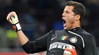 Inter Milan&#039;s goalkeeper Julio Cesar celebrates as Inter Milan&#039;s midfielder Sulley Ali Muntari scores against Juventus during their Italian Serie A football match on November 22, 2008 at San Siro Stadium in Milan. AFP PHOTO / ALBERTO PIZZOLI 