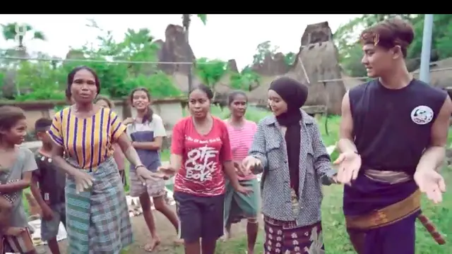 Momen Lesty Kejora dan Rizky Billar jadi Raja dan Permaisuri Sehari di Pulau Sumba. (Sumber: YouTube/Rizky Billar)