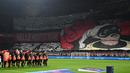 Koreografi fans AC Milan saat laga leg pertama perempat final Liga Champions 2022/2023 melawan Napoli di San Siro, Milan, Kamis (13/04/2023) dini hari WIB. Pertandingan tersebut berhasil dimenangkan oleh tuan rumah melalui gol tunggal Ismael Bennacer. (AFP/Gabriel Bouys)