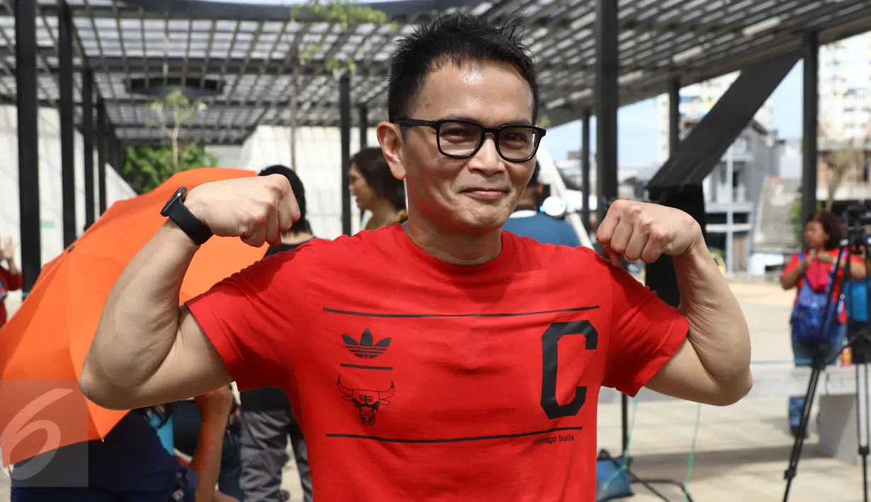 Josis Mokalu (Yosi Projec Pop) saat berada di lokasi syuting video klip untuk Ahok di RPTRA Kalijodo, Jakarta, Kamis (5/1). Video klip ini dibuat sebagai bentuk dukungan untuk Ahok dan Djarot. (Liputan6.com/Herman Zakharia)