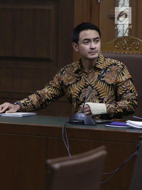 Terdakwa kasus suap dan gratifikasi proyek di Dinas PUPR Provinsi Jambi, Zumi Zola mendengarkan keterangan saksi saat sidang lanjutan di Pengadilan Tipikor Jakarta, Kamis (10/10). Dalam sidang, JPU menghadirkan 9 saksi. (Liputan6.com/Herman Zakharia)