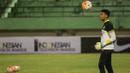 Kiper Malaysia, Khairul Azhan Khalid, mempersiapkan diri untuk tampil pada laga ujicoba melawan Indonesia. (Bola.com/Vitalis Yogi Trisna)