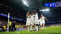 Di menit ke-42, Federico Valverde kembali mencetak gol sekaligus membawa Real Madrid unggul 3-0 atas Manchester City. Babak pertama ditutup dengan keuggulan tuan rumah 3-0. Tampak dalam foto, pemain Real Madrid, Federico Valverde (tengah) merayakan golnya pada pertandingan leg pertama babak 16 besar Liga Champions 2025/2026 melawan Manchester City di stadion Santiago Bernabeu, Rabu 11 Maret 2026 waktu setempat atau Kamis 12 Maret 2026 dini hari WIB. (AP Photo/Jose Breton)