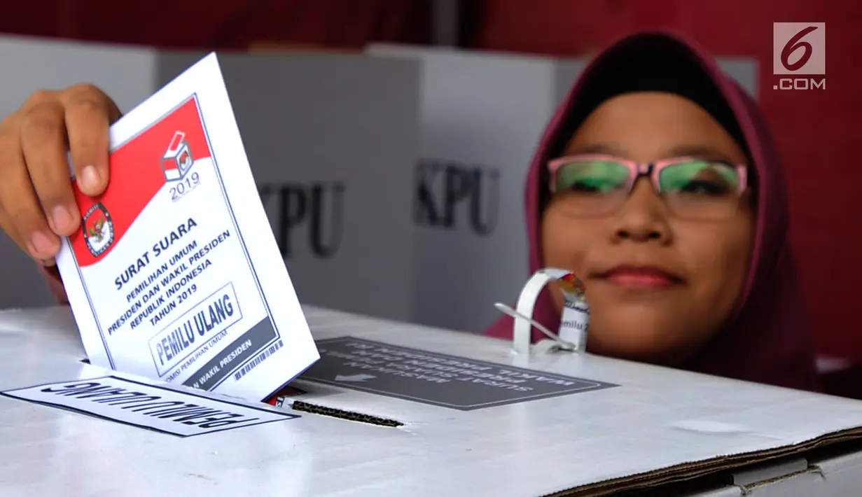 Warga memasukkan surat suara ke dalam kotak saat pemungutan ulang Pemilu 2019 di TPS 49 Rengas, Kecamatan Ciputat Timur, Tangerang Selatan, Rabu (24/4). Pencoblosan ulang dilakukan lantaran ditemukannya pelanggaran oleh Bawaslu saat pemilu serentak pada 17 April 2019 lalu. (merdeka.com/Arie Basuki)