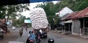 Detik - detik Truk Angkut Gabah Terguling di Kadipaten