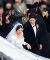 Hari bahagia Song Joong Ki  dan Song Hye Kyo akhirnya tiba juga. Setelah menggelar pesta pernikahan secara tertutup di Hotel Shilla, Seoul, Korea Selatan, terungkap bagaimana kisah cinta keduanya. (Twitter/Sophia Min)