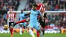 Pemain Sunderland, John O'Shea (kanan) berduel dengan penyerang Manchester City, Sergio Aguero pada laga Premier League di Stadium of Light, Sunderland, (5/3/2017). Manchester City menang 2-0.  (EPA/Nigel Roddis)